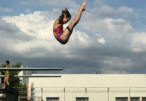 全红婵凌晨2点睡不着！在线玩手机，网友心疼：倒时差太辛苦了