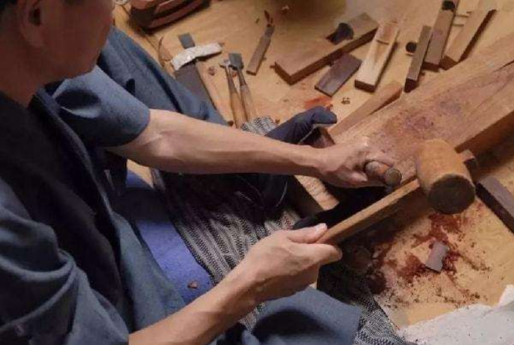 24岁外国女大学生倒追45岁农民工，今已成婚生子，计划在成都买房