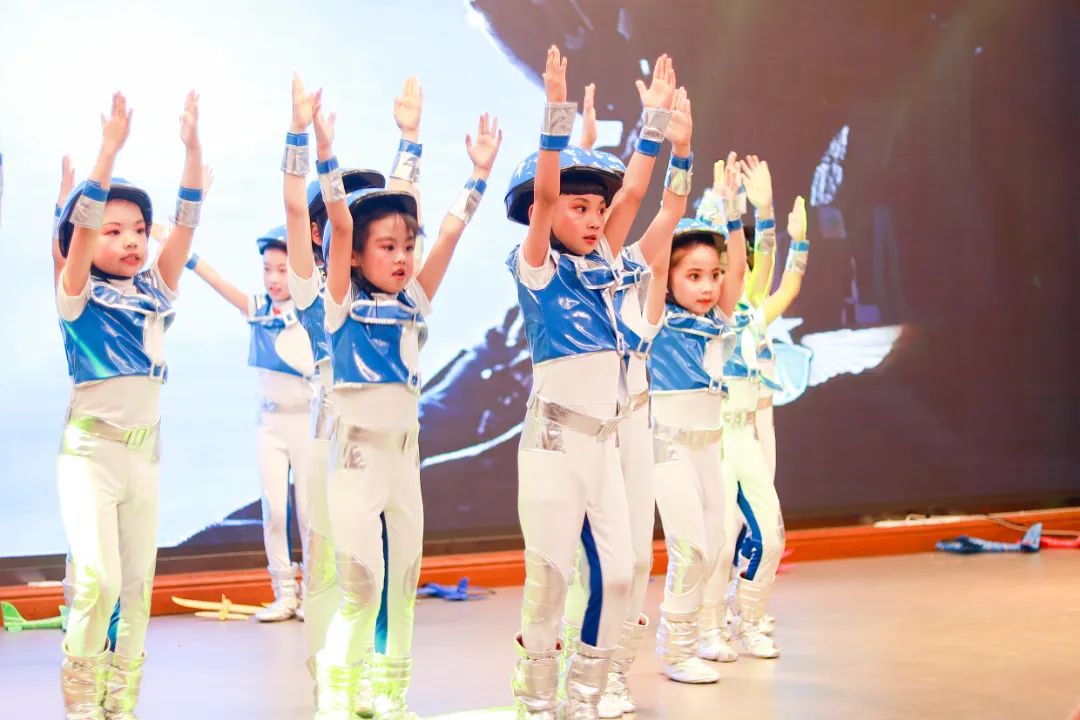天府新区华阳实验小学举行“童星耀五月·艺术绽花开”群舞比赛