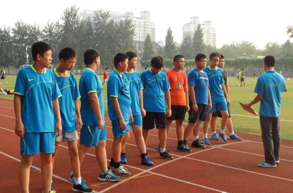 教育部提倡全面发展，中考体育提至70分，网友：体育老师站起来了