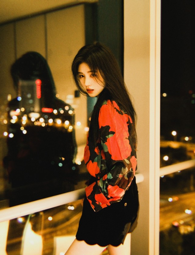 鞠婧祎花衬衫搭配黑色迷你短裤和玛丽珍鞋，好有港风范