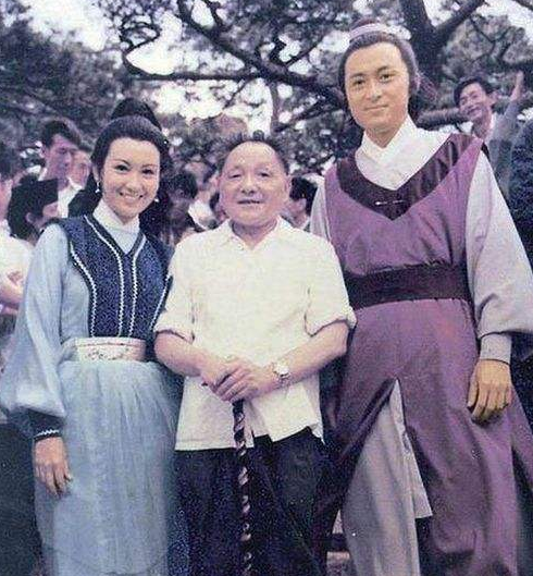 1979年75岁邓小平登黄山，随行人员担忧，邓小平：我比你们有经验