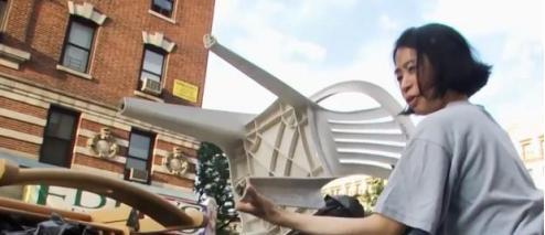 纽约女子22年不买衣服，捡来的袜子穿到透明，13年抠出一套房