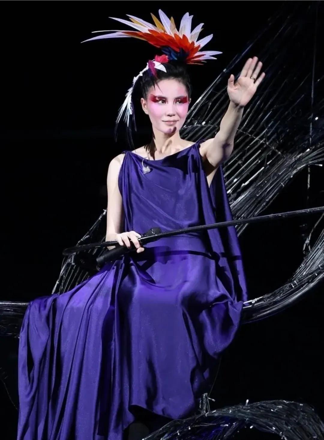 细数天后王菲昔日演唱会中的十大经典造型(图)