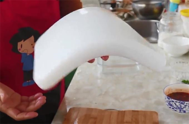 这才是凉粉最好吃的做法，记住水和淀粉的比例是关键，看一遍就会