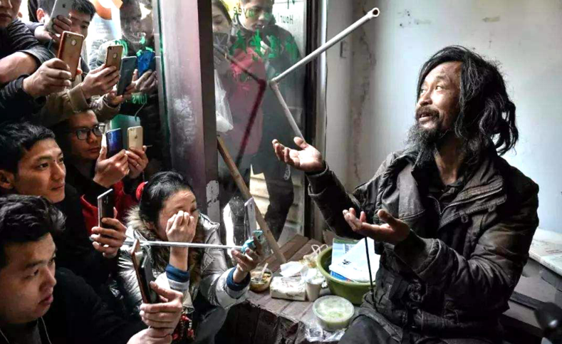 高考状元流浪街头，宛若翻版“流浪大师”：身在流浪，眼里却有光