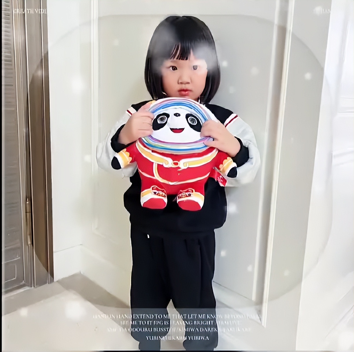 王祖蓝晒俩女儿萌态，天韵和妹妹分享冰墩墩，可爱懂事越长越漂亮