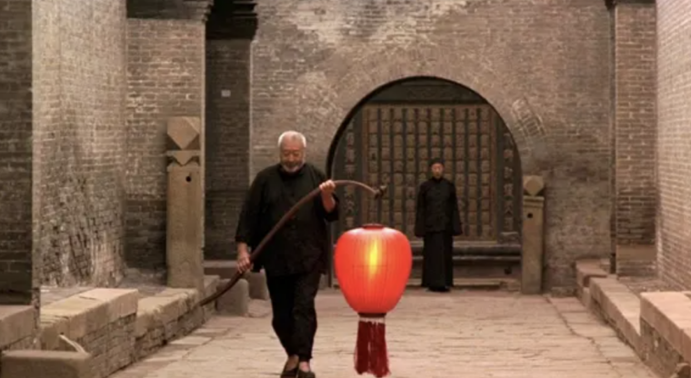 同是第五代顶流导演，把冯小刚张艺谋放在一起对比，差距就出来了