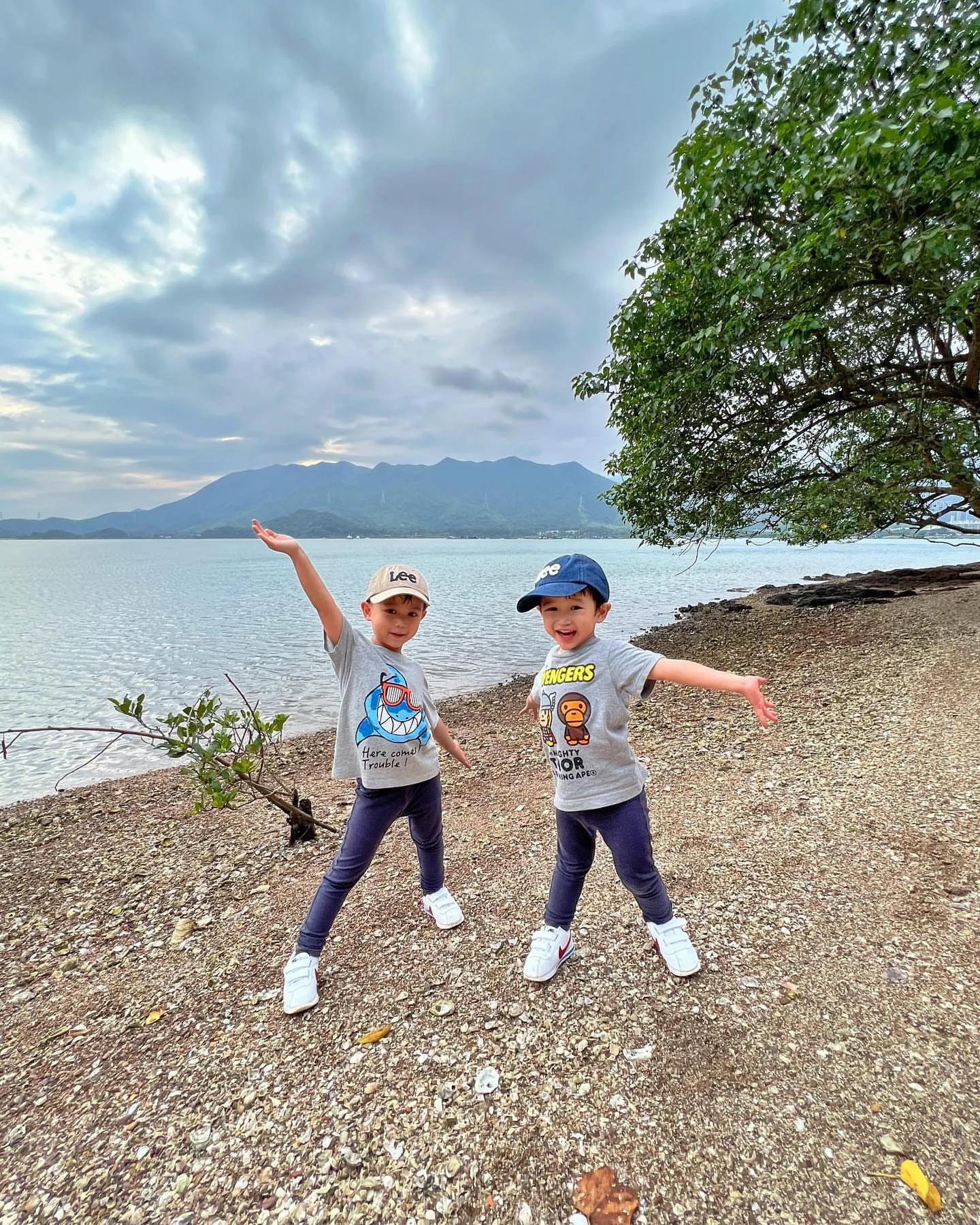 胡杏儿老公晒祖孙三代出游照，一手拎一儿子当健身，大展爸爸力