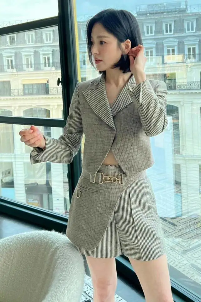 41岁宋慧乔真给韩国人长脸！穿露脐西装高调看秀，大方展现东方美