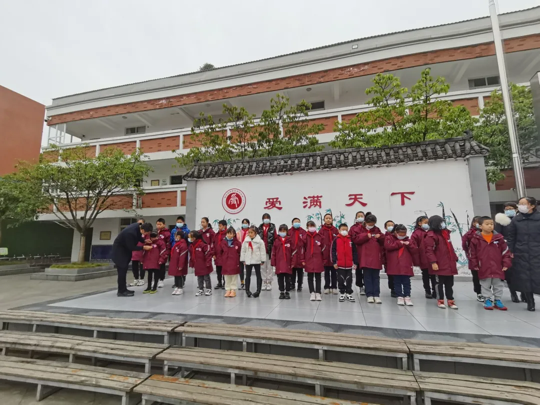 爱心育人 争优促行——天府新区合江小学主题升旗仪式