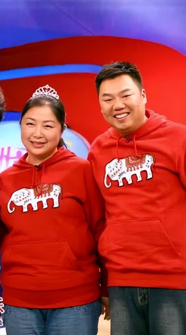 “李大嘴”姜超，相亲20次娶胖妻，38岁才得子，蜗居生活也幸福