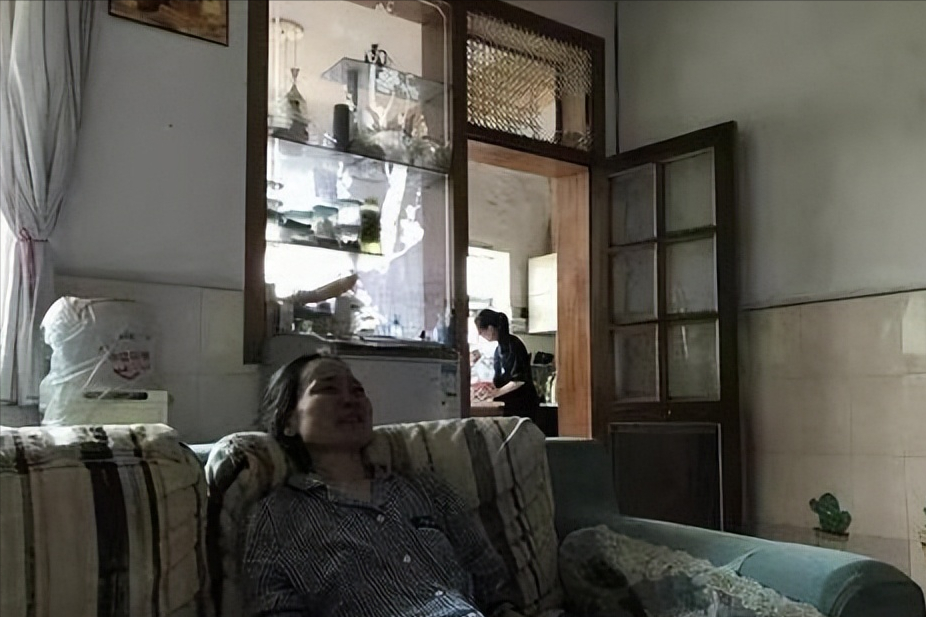 湖北女孩全市第一考进北大，收到通知书时才知道，妈妈患癌1年了