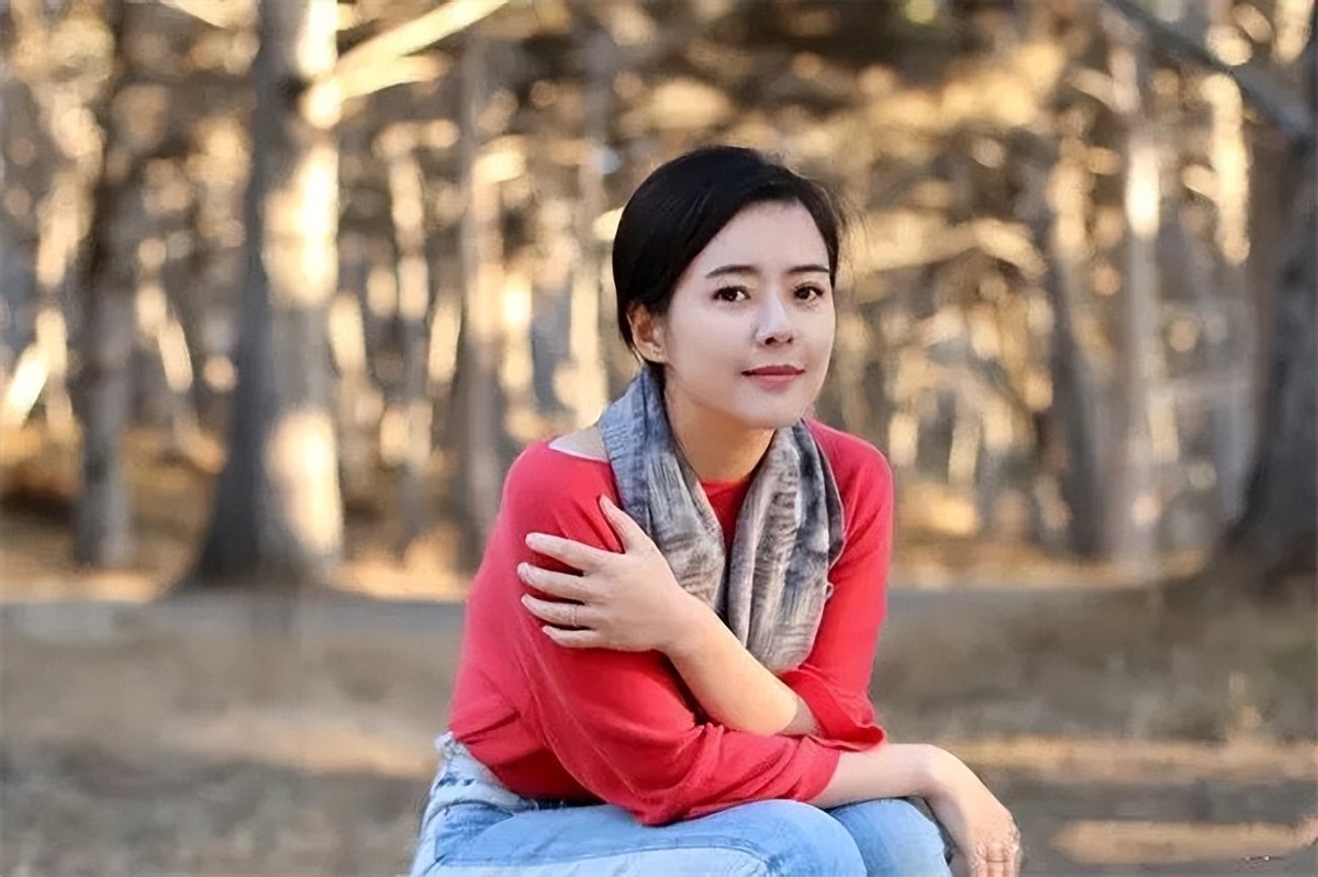 原东方卫视主持人陈辰，低调嫁歌唱家余笛，今被丈夫宠成少女