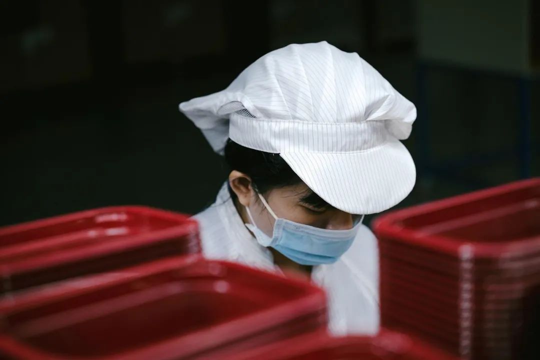 美国苹果吃肉中国企业喝汤，印度越南也凑热闹，中国制造怎么办？