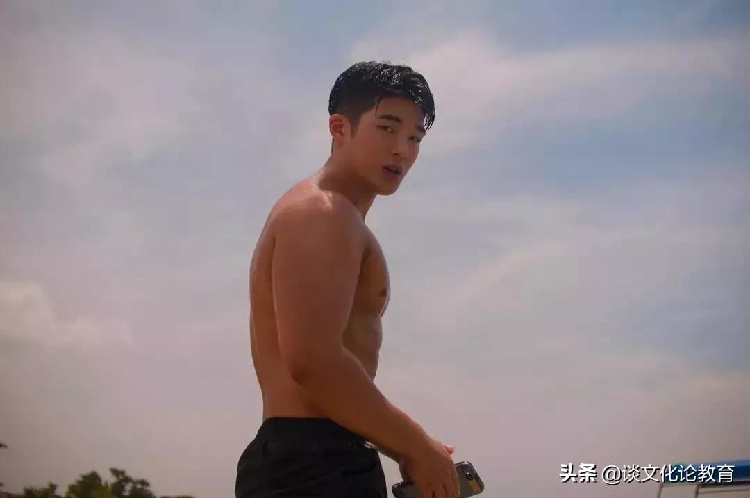 域外/韩国肌肉小哥演绎“在水一方”，侧颜太帅