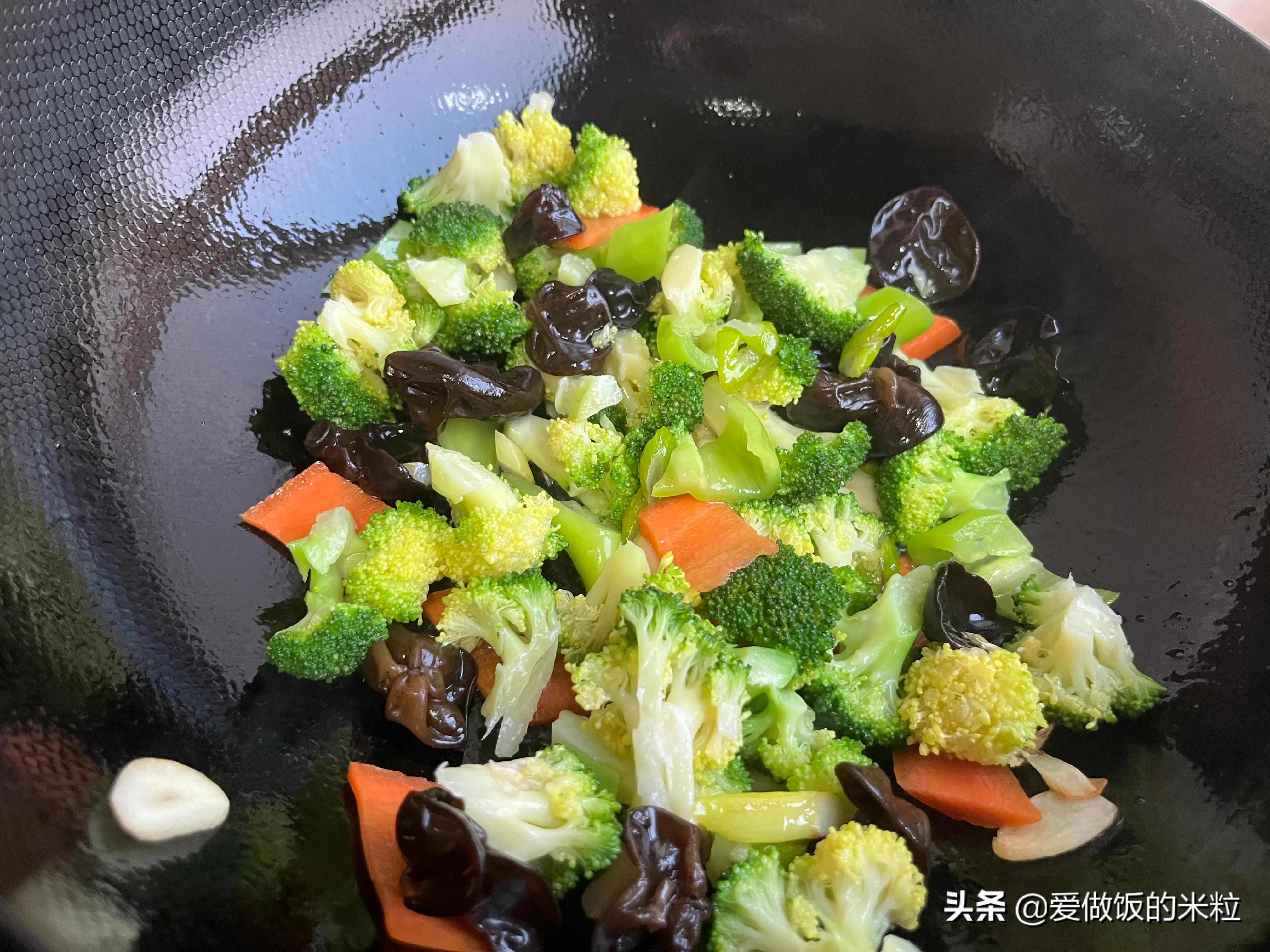 西兰花怎么炒好吃家常做法（家常菜清炒西蓝花的配方）
