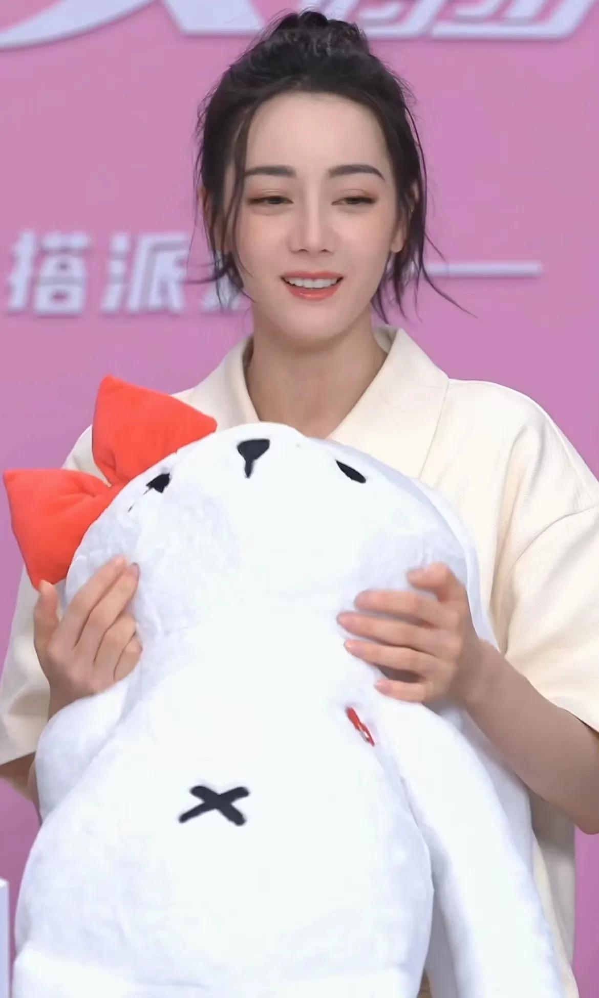 迪丽热巴polo衫穿搭，运动风满满的青春气息，谁能不爱