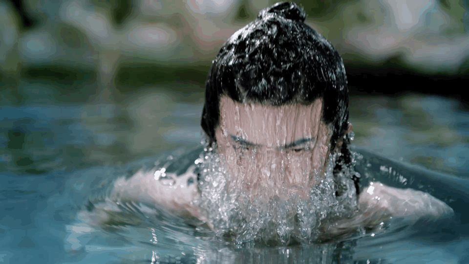 吃空气、假开车、骑假马、戴假肩胛骨，内娱明星拍戏有啥是真的？