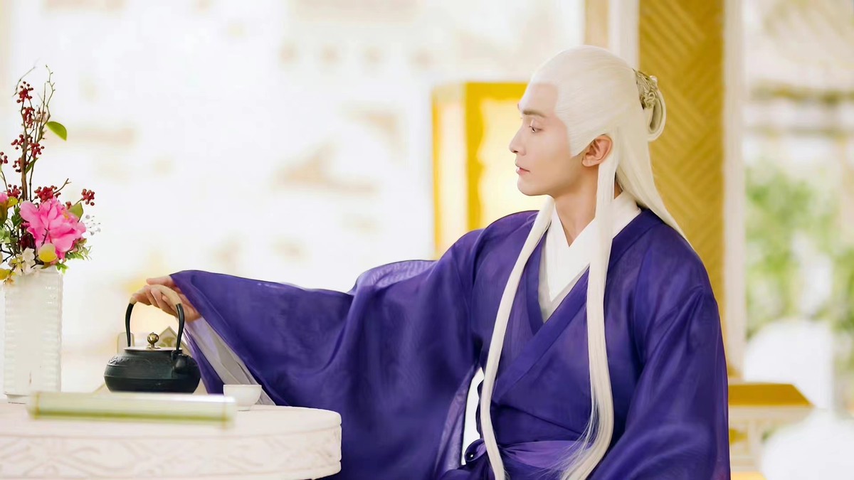 同样是演“白发美男”，有人一眼万年，有人像顶了一头枯草