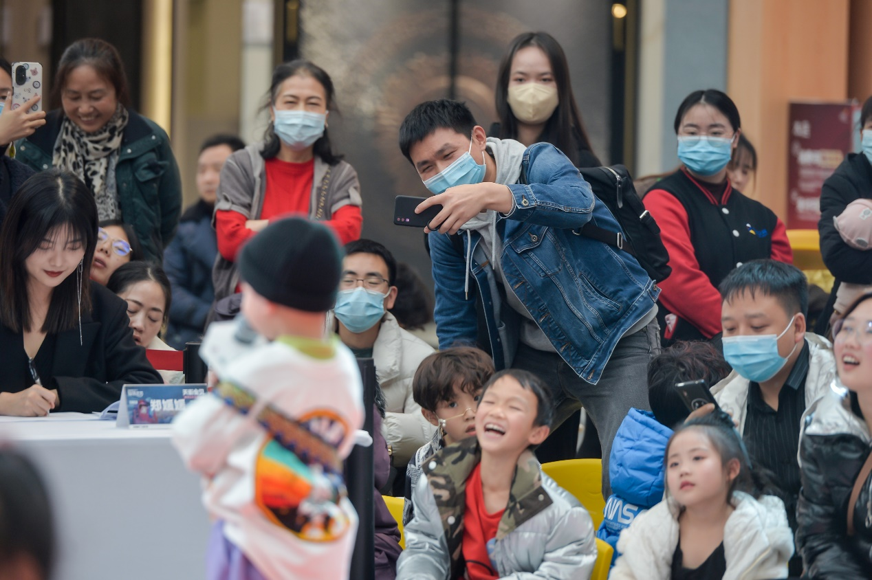 首届天街宝贝新年公演在重庆礼嘉天街举行