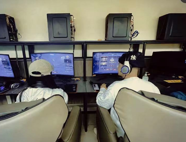 包文婧晒照庆情人节，与包贝尔网吧打游戏过二人世界，甜蜜又有趣