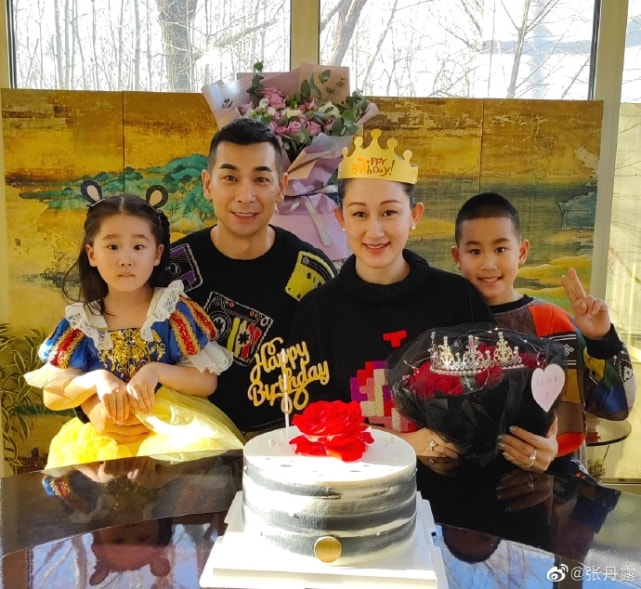 赵文卓妻子43岁生日，儿子头剪成蛋糕状酷，大女儿发长文表白妈妈