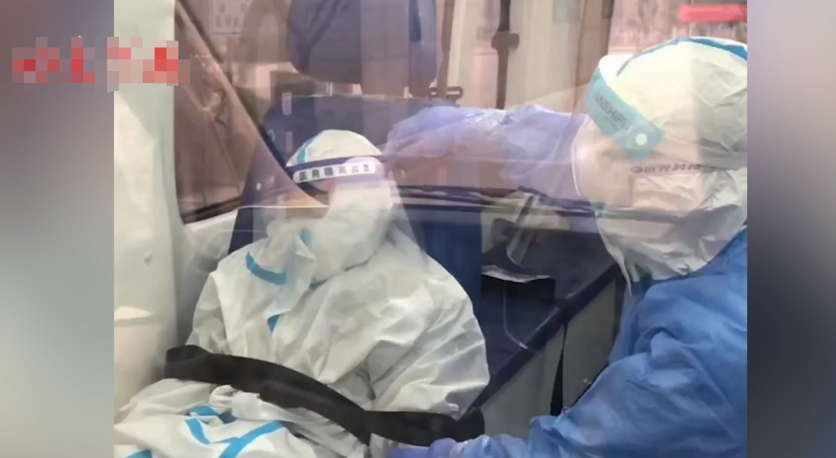 西安3岁萌娃独自隔离，穿着宽大的防护服频频回头，背影让人心疼