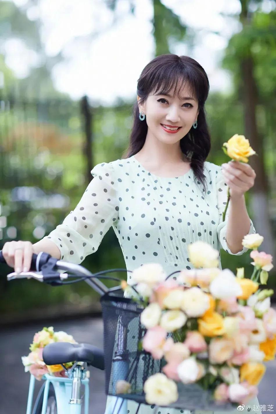 68岁赵雅芝手持鲜花美若天仙！不老女神太惊艳了