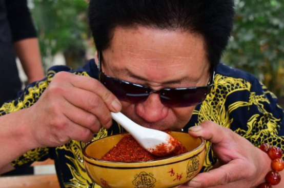 中国辣王破世界纪录，一颗就能辣死大象的魔鬼椒，李永志吃了32颗