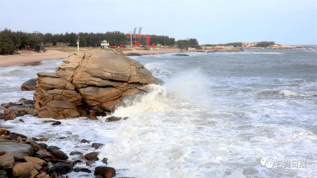 风劲潮涌浪高起，石狮海湾大风歌