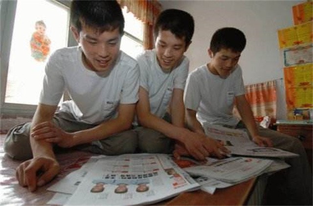 山东三胞胎同时考上211高校，十年后同时成婚：爷爷盼着抱重孙