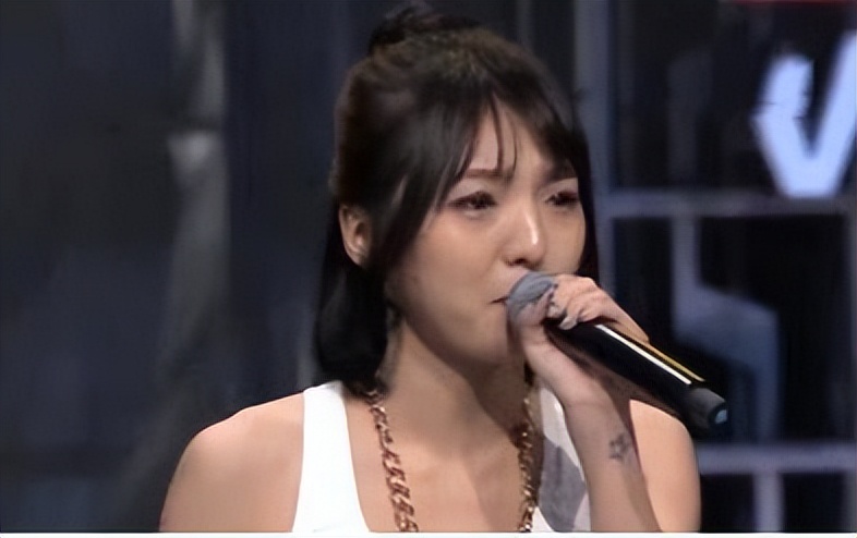 985毕业科班出身，实力不俗被称小邓紫棋，因生病变丑遭外貌羞辱