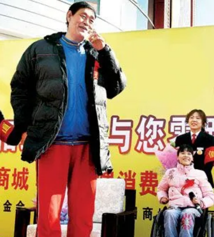 2008年穆铁柱病逝，其儿女都是正常身高，都没有继承父亲的事业