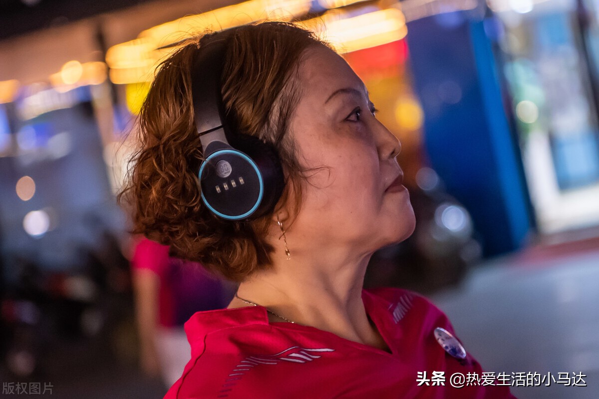 58岁大妈直言：跳交谊舞3个月我就怕了，那些男舞伴个个都很坏