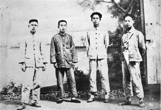 李敏去看望贺子珍后，捎回来个礼物，毛泽东拆开：你妈妈心思细腻
