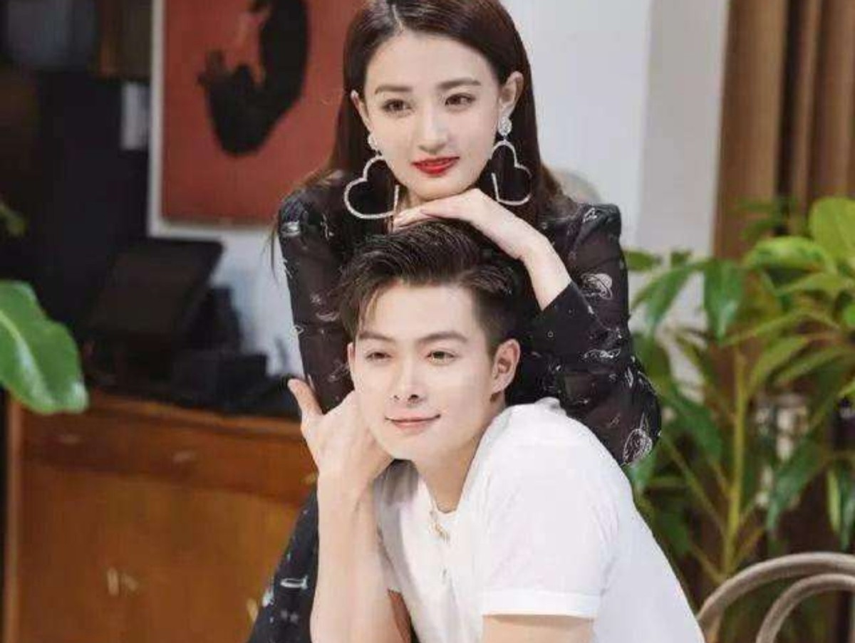 徐璐近照惊艳，穿低领吊带好妖娆，侧躺在海边石块上暴露傲人身材