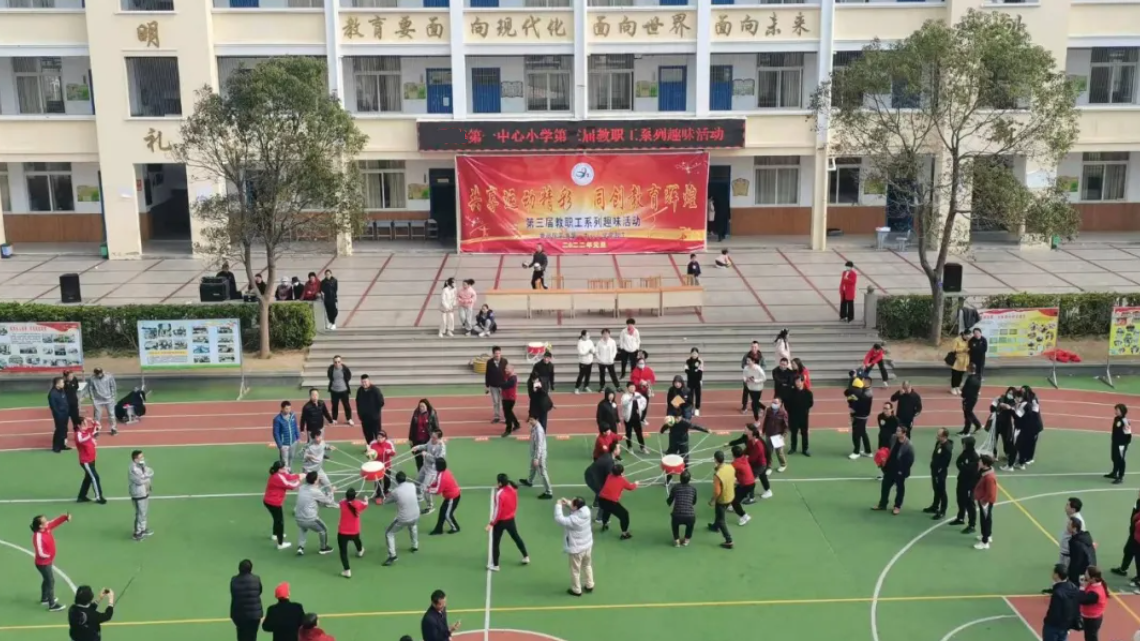 乡村学校趣味运动会，一帧帧画面趣味十足，老师仿若回到童年时代