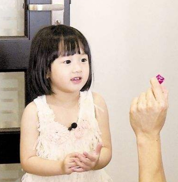 吴尊女儿华丽蜕变，亭亭玉立气质极佳，当公主养却没公主病