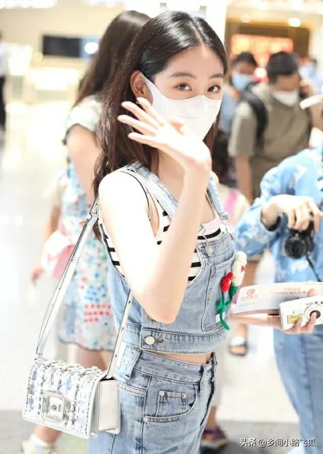 祝绪丹穿条纹背心搭背带裤现身 清新靓丽秀美肌十分养眼