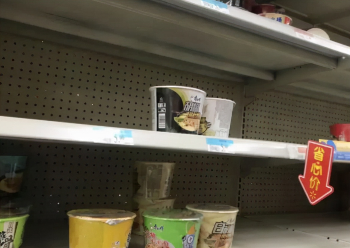 山东某“专本混合”高校，大学生过得“水深火热”，泡面也吃不起