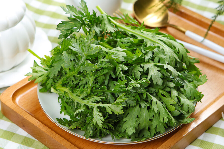 饭店里的蒜蓉茼蒿,翠绿还不出水,原来是有技巧的,大厨教你2招