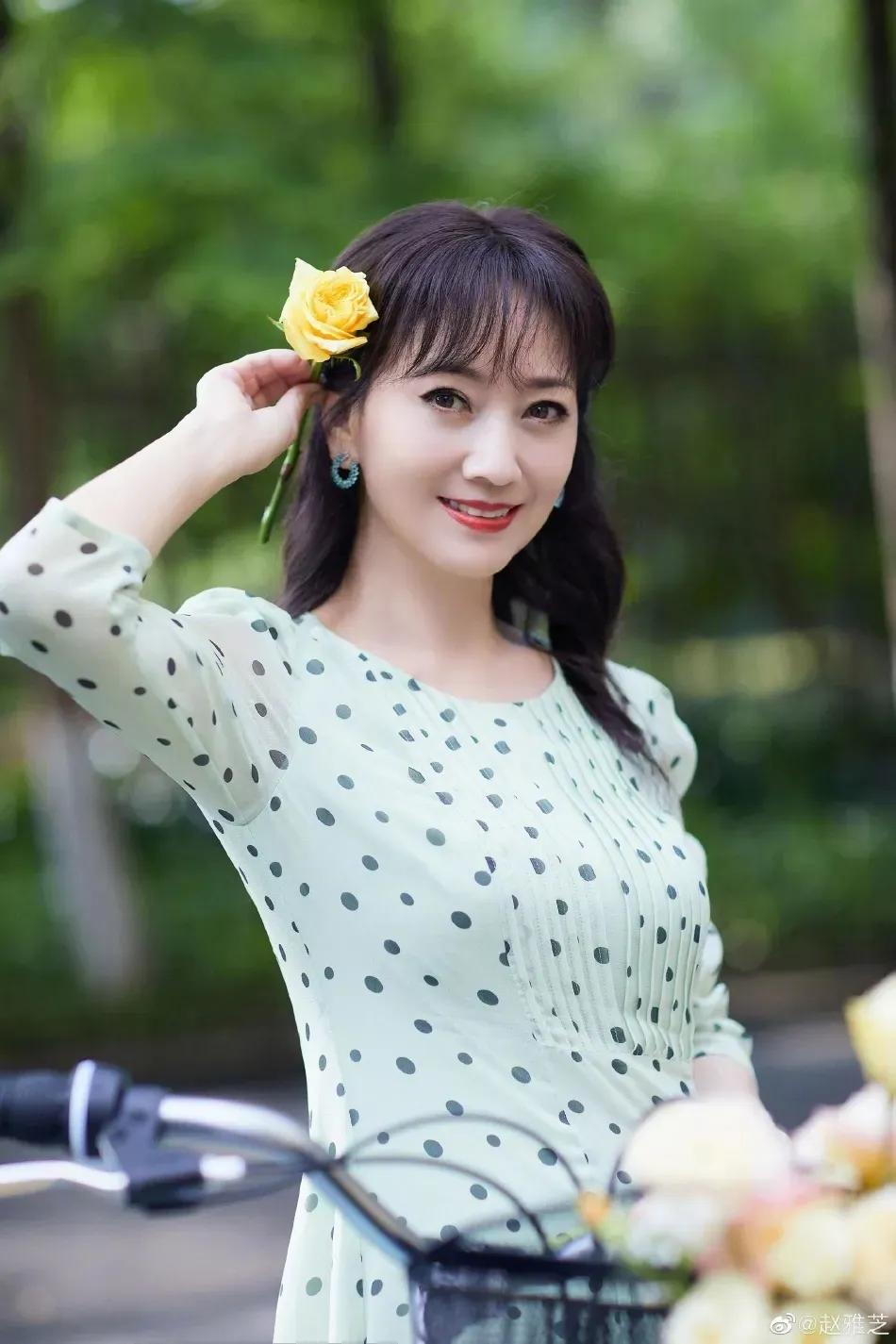 68岁赵雅芝手持鲜花美若天仙！不老女神太惊艳了