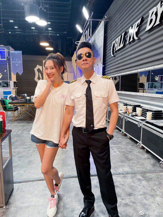 应采儿一家过年逛街，Jasper长高不少，陈小春发现被拍不生气