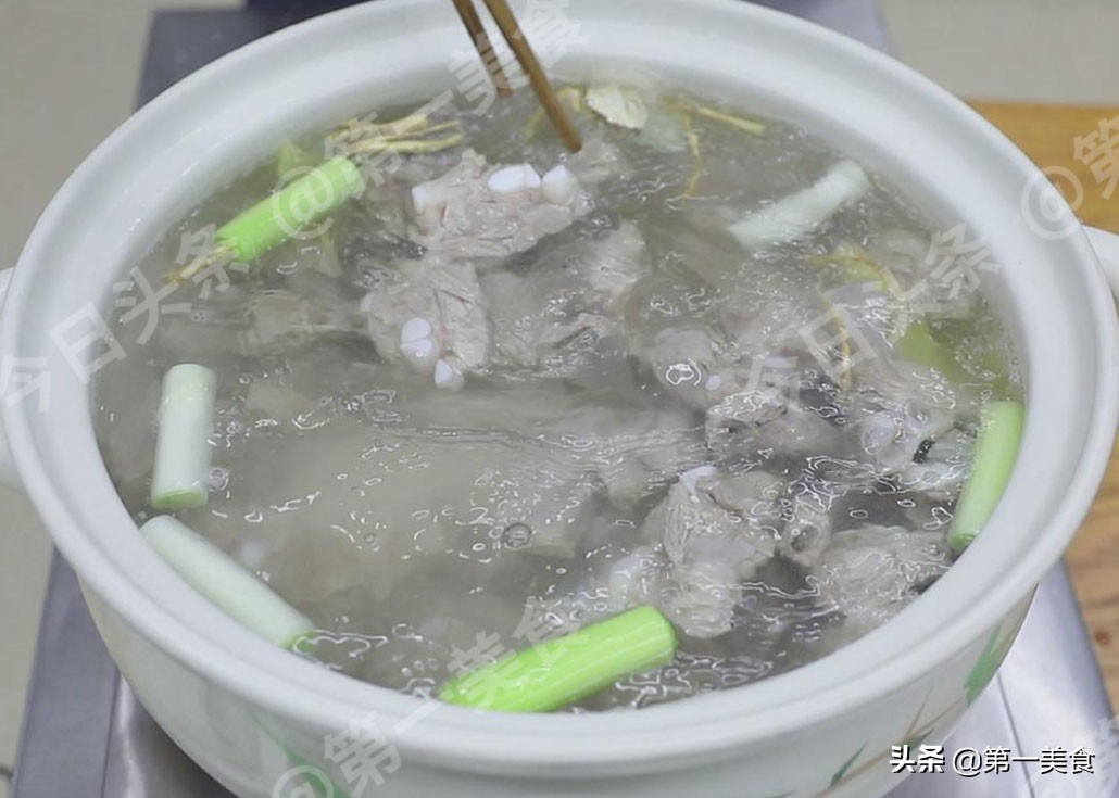 炖排骨熬猪肉，是凉水下锅还是热水下锅？明白原理，汤鲜肉嫩