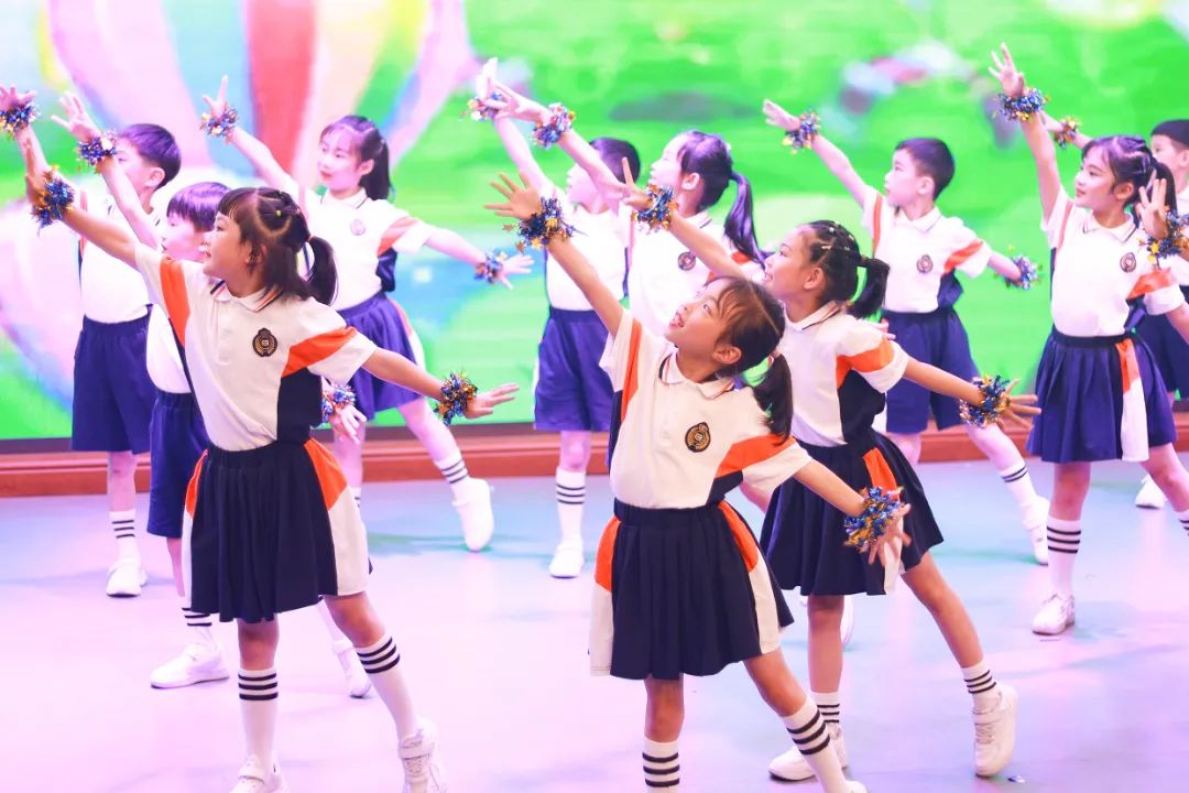 天府新区华阳实验小学举行“童星耀五月·艺术绽花开”群舞比赛