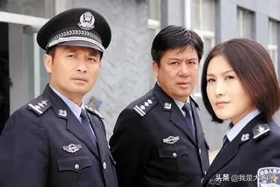 老戏骨冯远征晒合照配文：五虎也时尚！被批：蹭流量，不合适