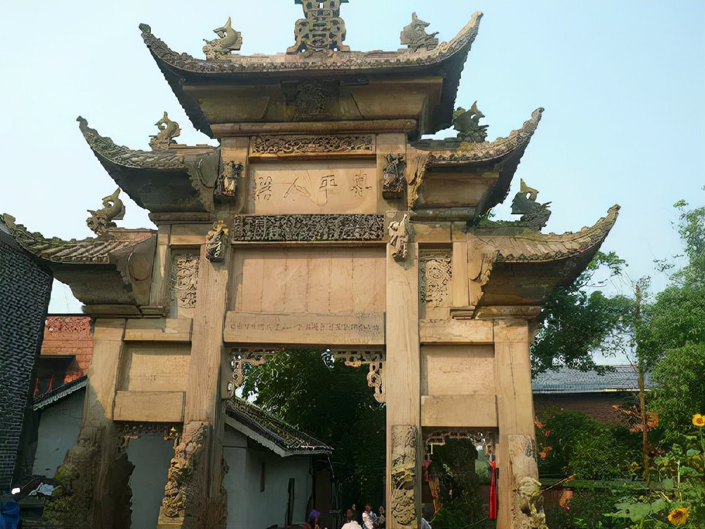 何氏百岁坊:市级重点保护文物,屹立176年,庇佑一方安宁