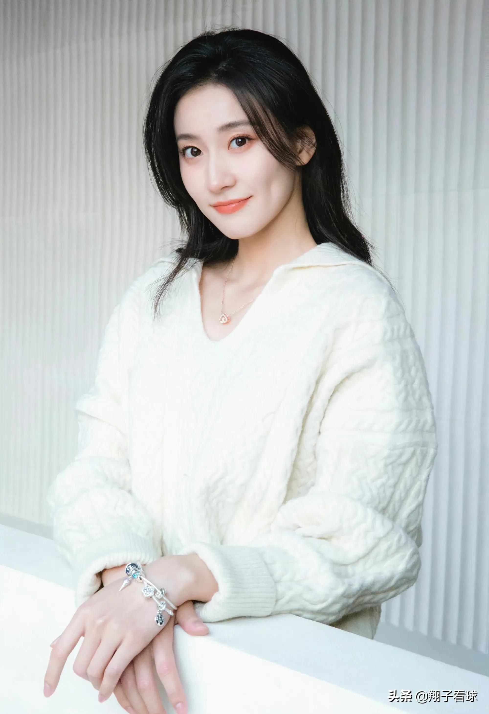 张豆豆分享落日美景！大长腿很吸睛，恋情消息传出，网友送祝福