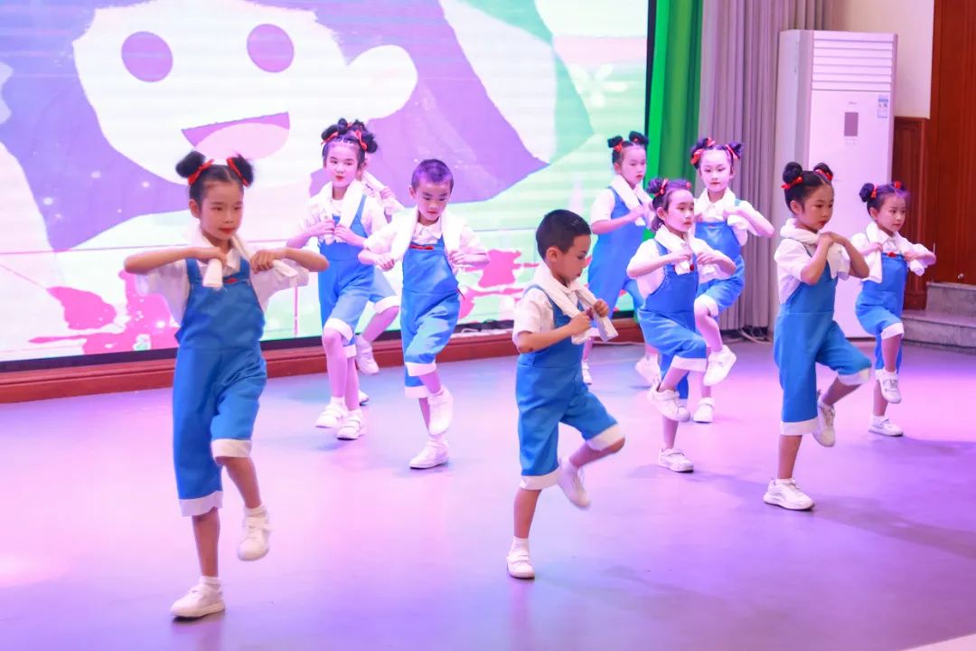 天府新区华阳实验小学举行“童星耀五月·艺术绽花开”群舞比赛